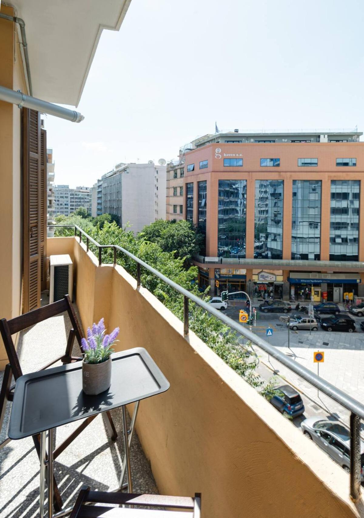 Private Pristine Balcony Home- Heart Of The Center 塞萨洛尼基 外观 照片